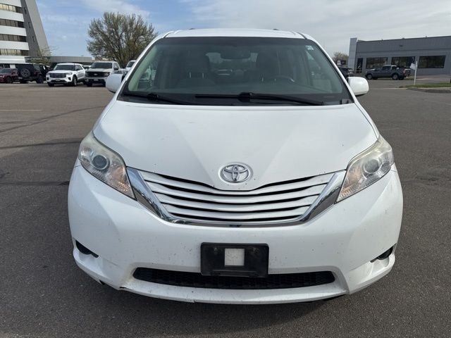 2015 White Toyota Sienna LE FWD Van