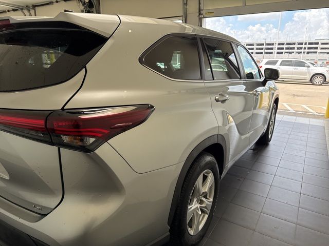 2025 Toyota Highlander LE - Photo 10