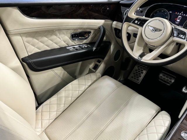 2017 Bentley Bentayga W12 26