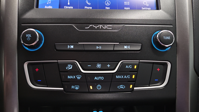 Used 2020 Oxford White Ford SE image 18