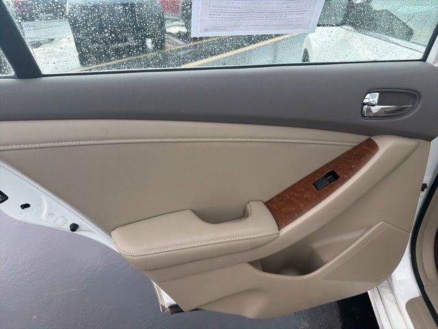 Used 2009 White Nissan 2.5 SL image 28