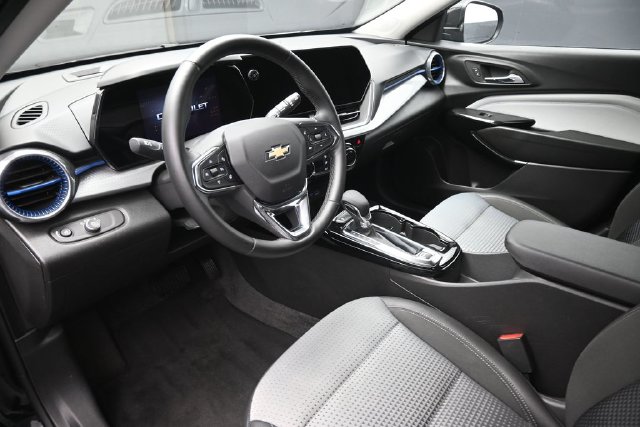 Used 2025 Chevrolet Trax SUV