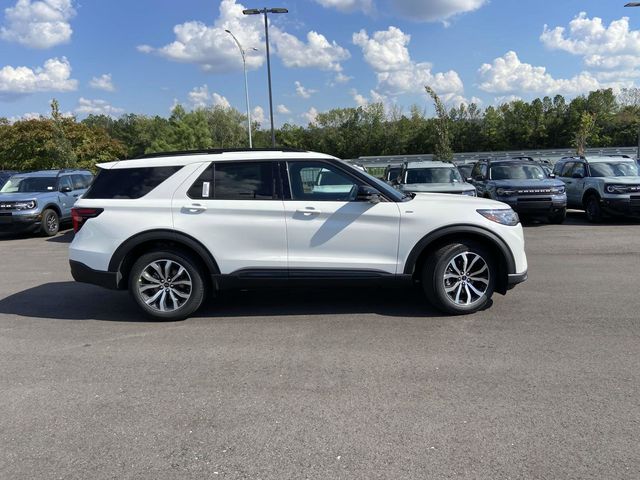 2025 Ford Explorer ST-Line 2