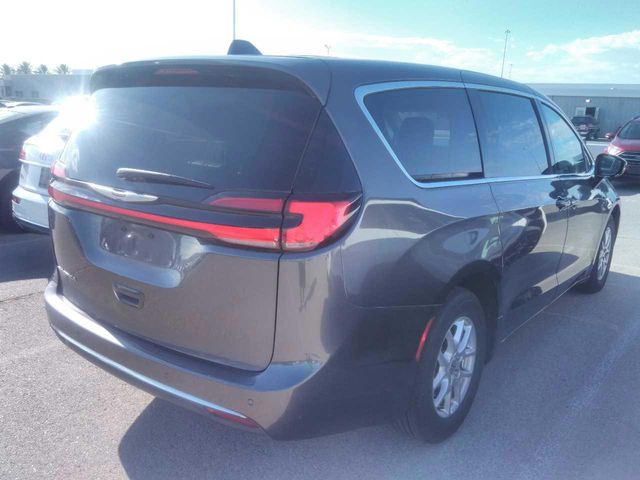 2023 Chrysler Pacifica Touring L 3