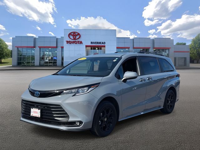 2025 Toyota Sienna Woodland Edition 7-Passenger AWD
