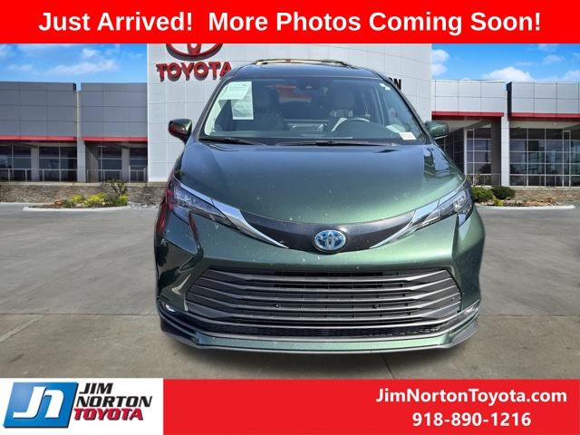 Used 2025 Toyota Sienna Van