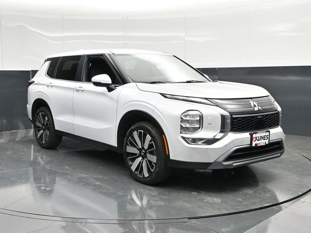 White Diamond/Black Roof 2025 Mitsubishi Outlander SE FWD SUV / Crossover Front-Wheel Drive Continuously Variable Transmission