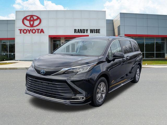 Black 2022 Toyota Sienna XLE 7-Passenger FWD Minivan Front-Wheel Drive Continuously Variable Transmission