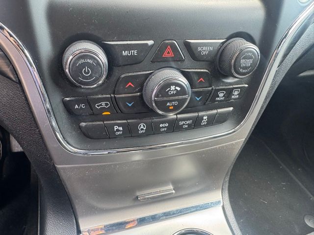 Used 2019 Velvet Red Pearlcoat Jeep Laredo E image 14