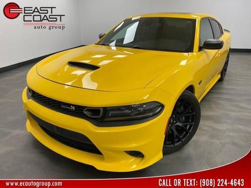 Yellow Jacket Clearcoat 2017 Dodge Charger Sedan Rear-Wheel Drive 8-Speed Automatic