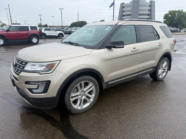 2017 White Gold Metallic Ford Explorer XLT 4X4 SUV