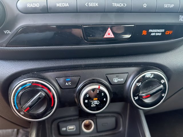 Used 2022 White Hyundai SE image 19