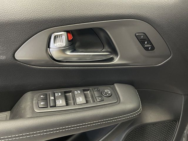2025 Chrysler Pacifica Select photo