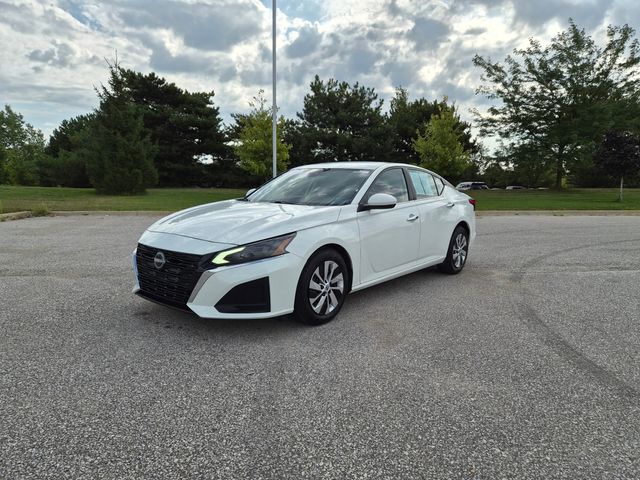 Glacier White 2023 Nissan Altima Sedan Front-Wheel Drive Continuously Variable Transmission