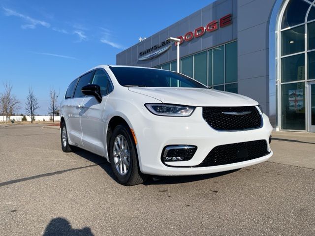 2026 Chrysler Pacifica Select - Bright White Clearcoat exterior view 3