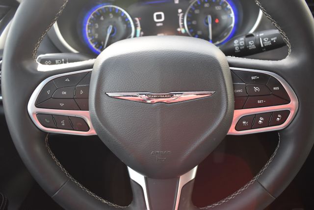 Used 2025 Chrysler Pacifica Van