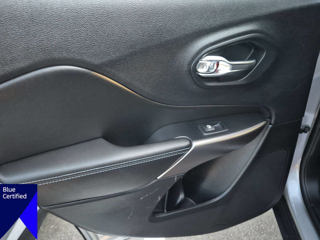 Used 2019 Silver Jeep Latitude image 27