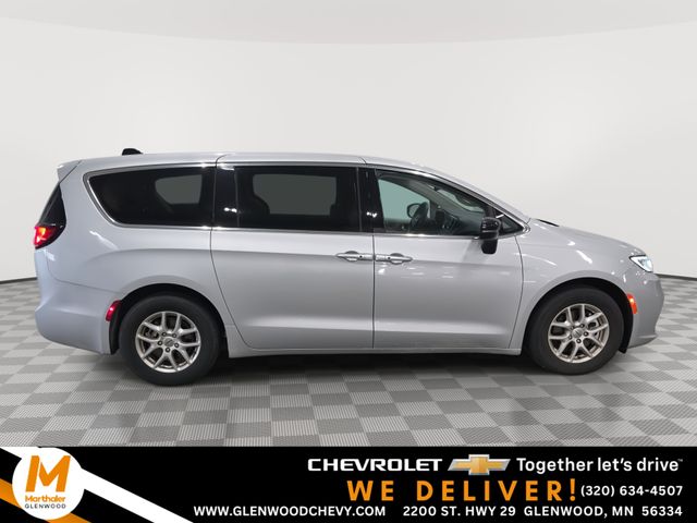 Silver Mist Clearcoat 2024 Chrysler Pacifica Minivan Front-Wheel Drive 9-Speed Automatic