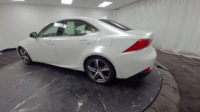 2017 – Lexus – IS