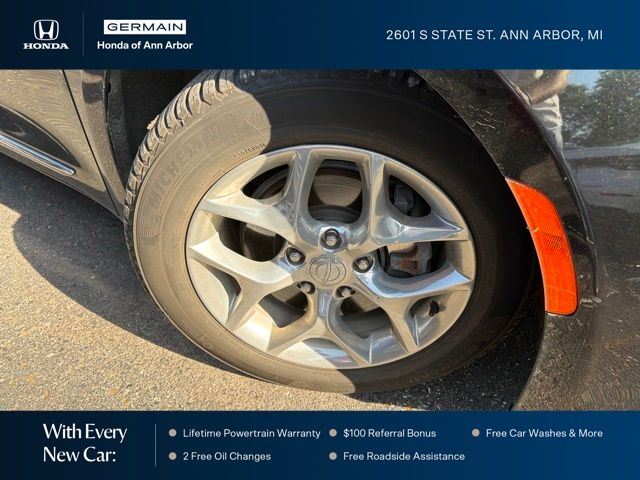 Used 2019 Brilliant Black Crystal Pearlcoat Chrysler Limited image 4