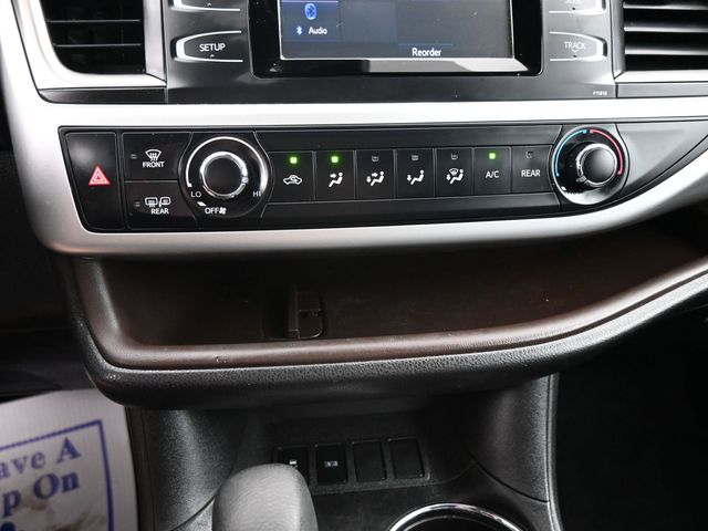 2019 Toyota Highlander LE photo