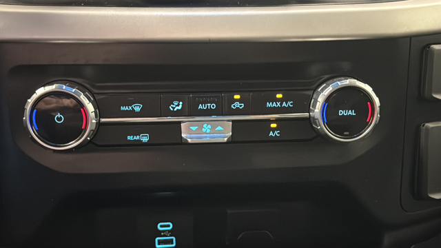 Used 2023 Oxford White Ford XLT image 17