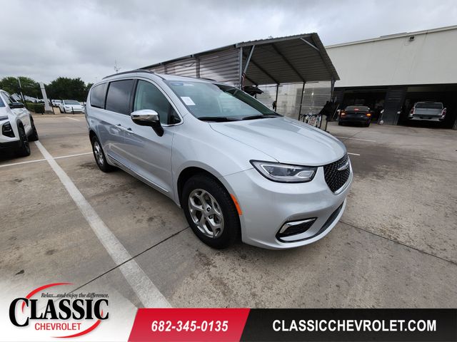 Silver Mist Clearcoat 2023 Chrysler Pacifica Minivan All-Wheel Drive 9-Speed Automatic