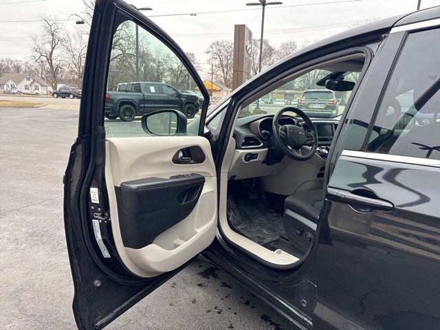 Used 2023 Black Chrysler LX image 22