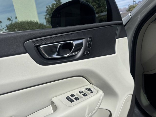 2025 Volvo XC60 Plug-In Hybrid T8 Plus photo