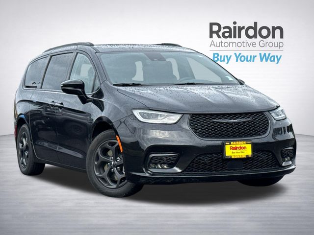 Brilliant Black Crystal Pearlcoat 2024 Chrysler Pacifica Hybrid Minivan Front-Wheel Drive Continuously Variable Transmission