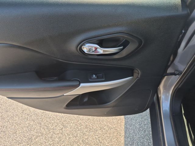Used 2018 Silver Jeep Trailhawk image 25