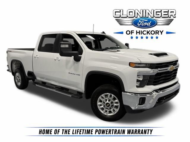 Summit White 2025 Chevrolet Silverado 2500HD Pickup Truck Four-Wheel Drive Automatic