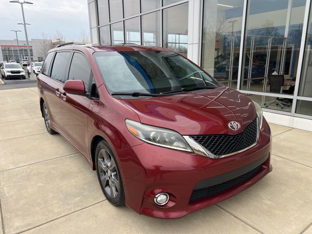2016 Toyota Sienna SE 8-Passenger