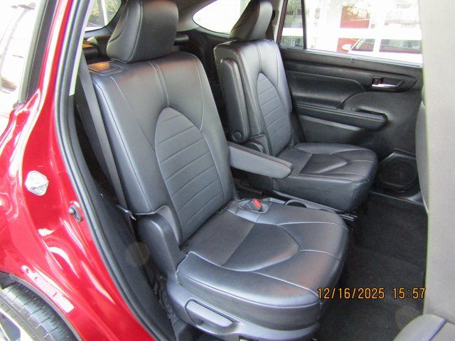 used 2023 Toyota Highlander car, priced at $34,999