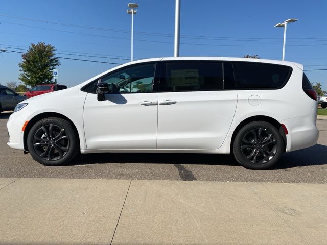 2026 Chrysler Pacifica Select - Bright White Clearcoat exterior view 8