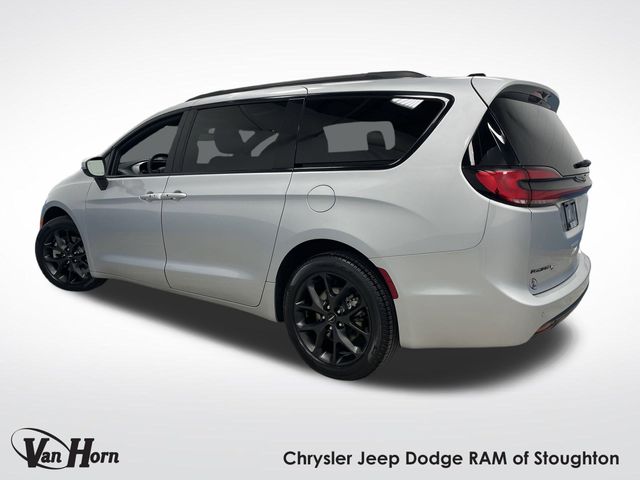 2023 Chrysler Pacifica Touring L photo