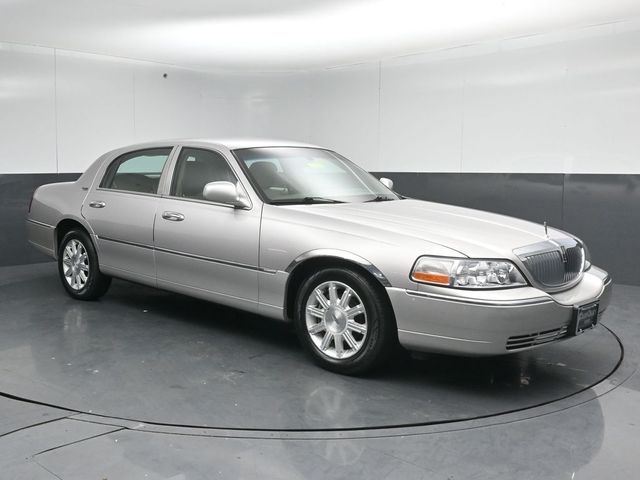 Silver Birch Metallic 2011 Lincoln Town Car Signature Limited Sedan Rear-Wheel Drive 4-Speed Automatic Overdrive