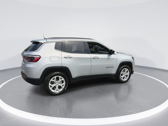 Used 2024 Silver Jeep Latitude image 9