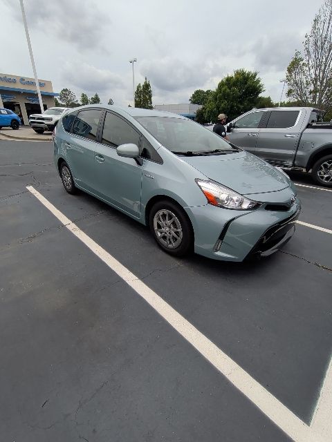 2015 Toyota Prius v Three's photo