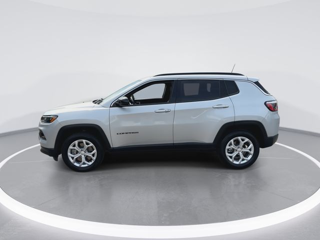 Used 2024 Silver Jeep Latitude image 5