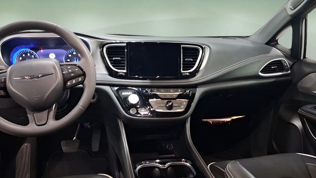 Used 2025 Chrysler Pacifica Van