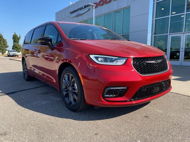 2026 Chrysler Pacifica Select - Red Hot Pearlcoat exterior view 3