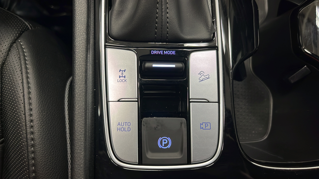 Used 2025 Sage Gray Hyundai Limited image 29