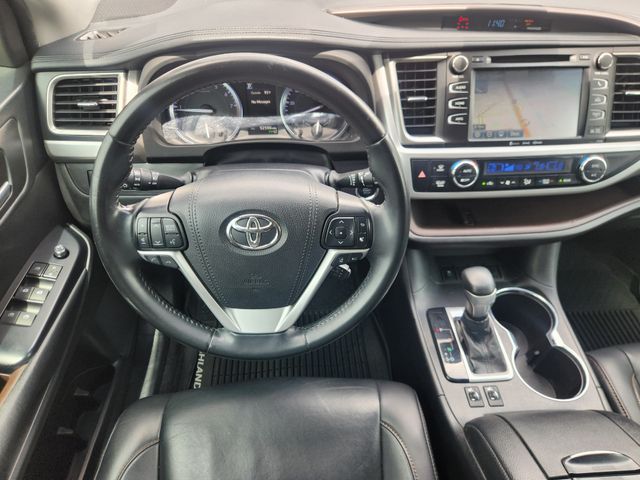 2019 Toyota Highlander XLE White at Legacy Ford