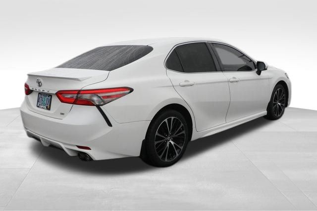 2018 Toyota Camry SE 19