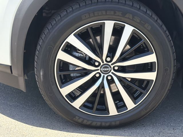 Used 2024 White Nissan Platinum image 17