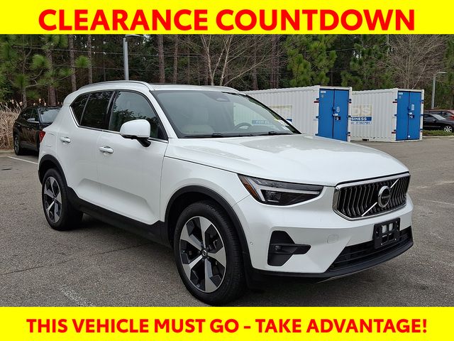 White 2023 Volvo XC40 B5 Ultimate Bright Theme AWD SUV / Crossover All-Wheel Drive Automatic