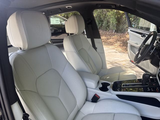 Used 2025  Porsche Base image 10