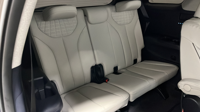Used 2025 Abyss Black Pearl Hyundai Limited image 27