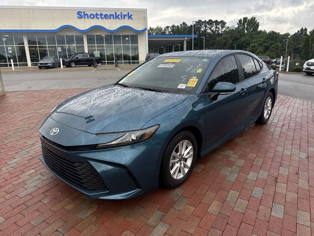 2025 Toyota Camry LE Hybrid's photo